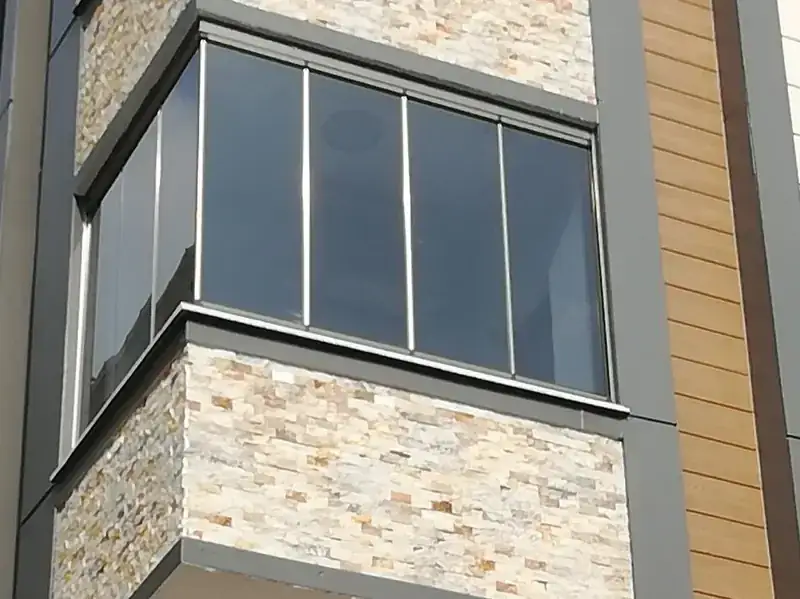 Köşe balkonda cam balkon