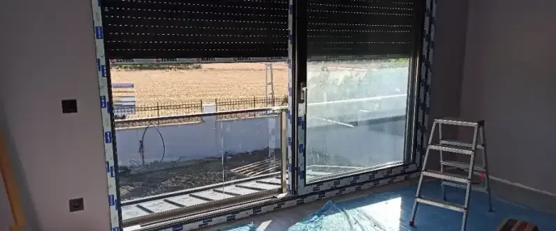 Yeni takılan PVC doğramada panjur; profillerdeki koruma bantları sökülmemiş, zeminde koruma naylonu
