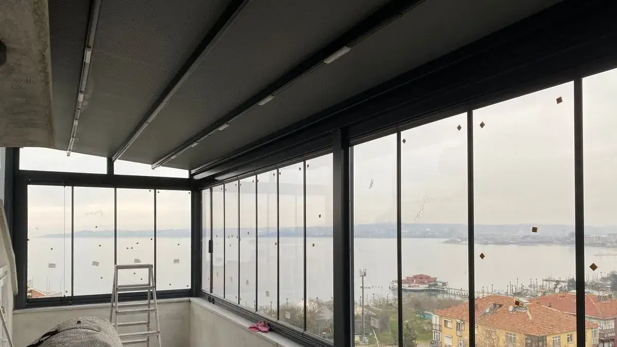 Deniz manzaralı terasta motorlu pergola tavanı ve köşeyi saran katlanır cam balkon, montaj yeni tamamlanmış